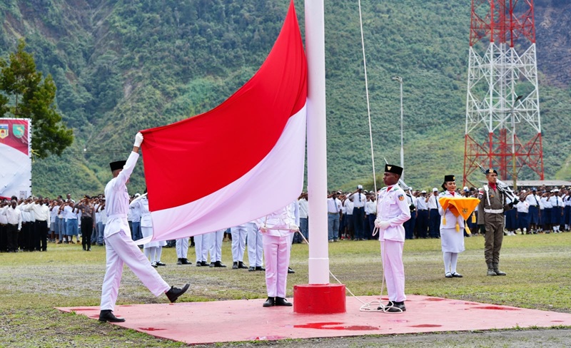 Sang Merah Putih Berkibar di Alun-Alun Kota Baru, Puncak Jaya Peringati HUT RI ke-81