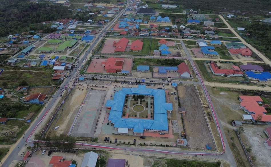(Sambut HUT ke-81 RI, Bendera Merah Putih 1.000 Meter Dibentangkan di Deiyai)