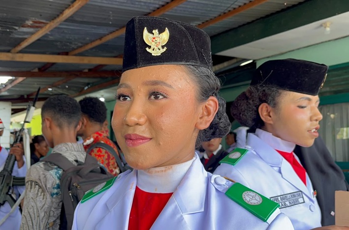(Momen Haru HUT ke-81 RI di Nabire: Pembawa Baki Masrya Ayomi Titip Pesan untuk Ayah yang Sakit)