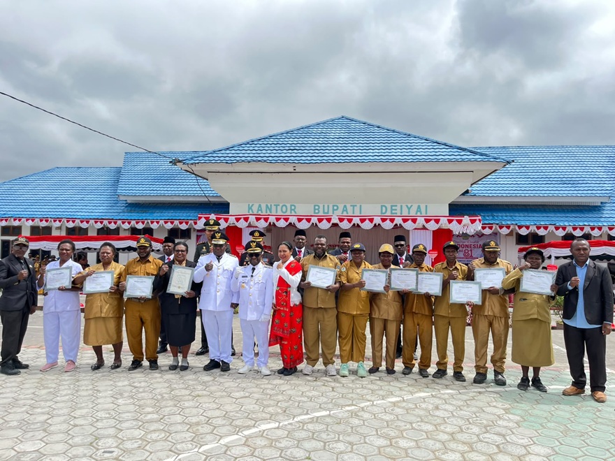 (Kado HUT ke-81 RI untuk Deiyai, RSUD dan Sejumlah Puskesmas Raih Akreditasi)