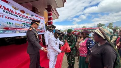 (300 Warga Dogiyai Terima Sembako dan Bendera Merah Putih di HUT ke-81 RI)