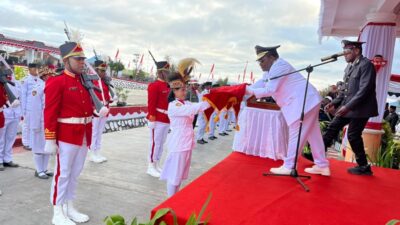 (Wabup Deiyai Ayub Pigome Pimpin Upacara Penurunan Bendera HUT ke-81 RI)