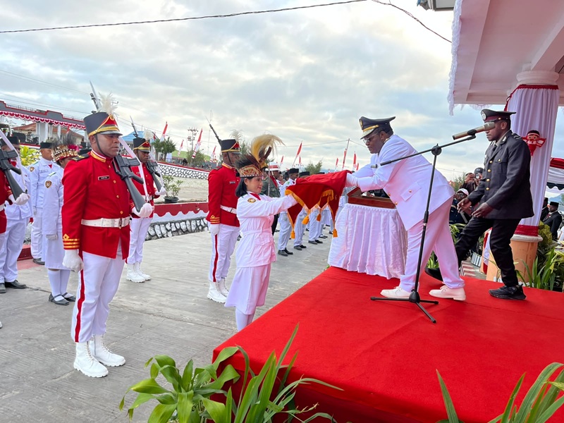 (Wabup Deiyai Ayub Pigome Pimpin Upacara Penurunan Bendera HUT ke-81 RI)