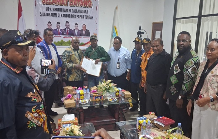 (Menteri HAM Natalius Pigai Terima Aspirasi Masyarakat Adat Papua Tengah)