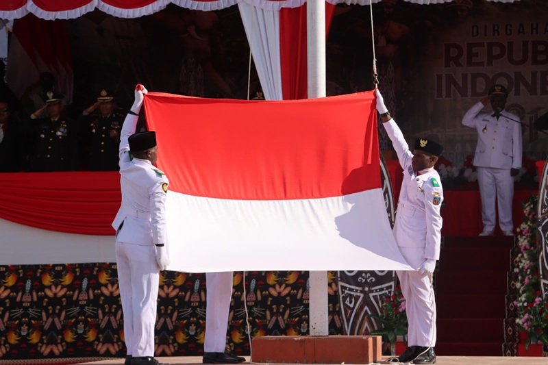 (Upacara Penurunan Bendera HUT RI ke-81 di Paniai Berlangsung Khidmat)