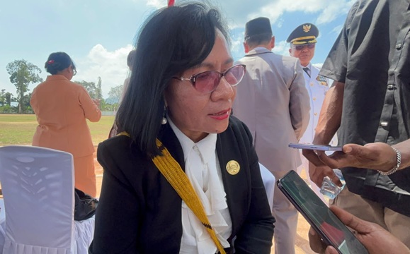 (Kepala Dinas Pendidikan, Dra. Dina Pidjer)