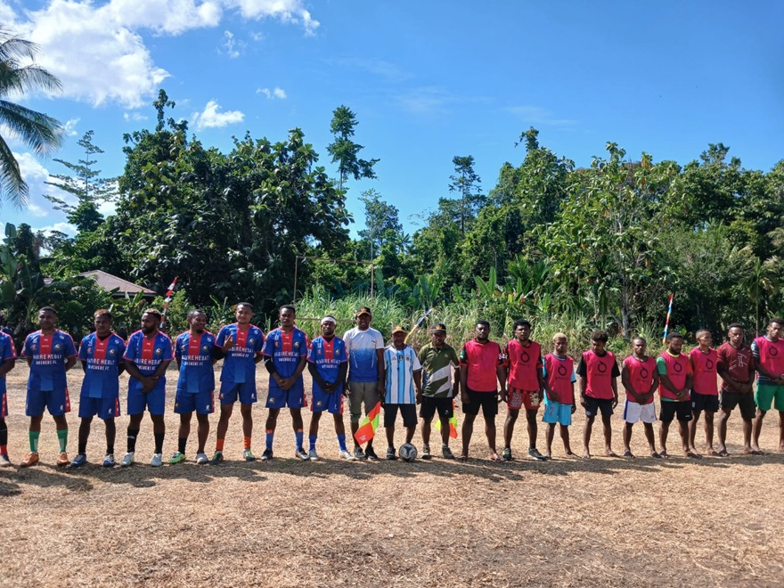 (Kampung Goni Juara Turnamen Sepak Bola HUT ke-81 RI di Teluk Umar Nabire)