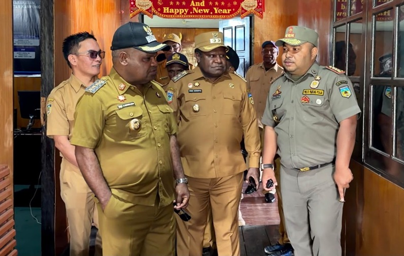 Bupati Puncak Jaya Sidak Sejumlah OPD, ASN Diminta Lebih Disiplin