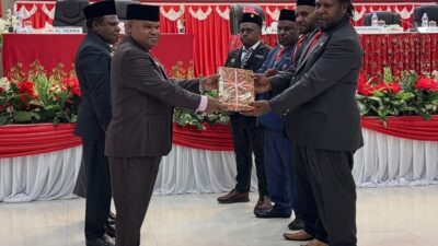 (Pemkab Puncak Jaya Serahkan Raperda APBD Perubahan 2026, Sinergi Eksekutif-Legislatif Diperkuat)