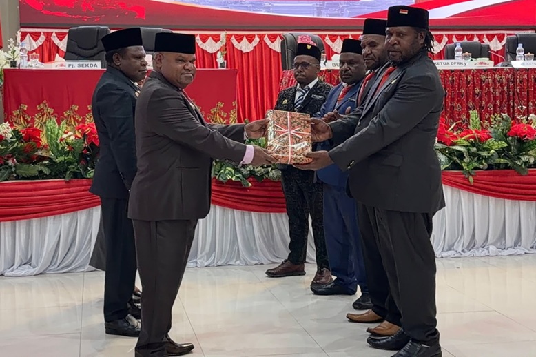 (Pemkab Puncak Jaya Serahkan Raperda APBD Perubahan 2026, Sinergi Eksekutif-Legislatif Diperkuat)