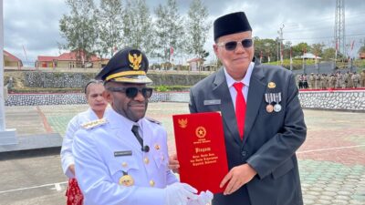(ASN Deiyai Terima Satyalancana Karya Satya di HUT ke-81 RI)
