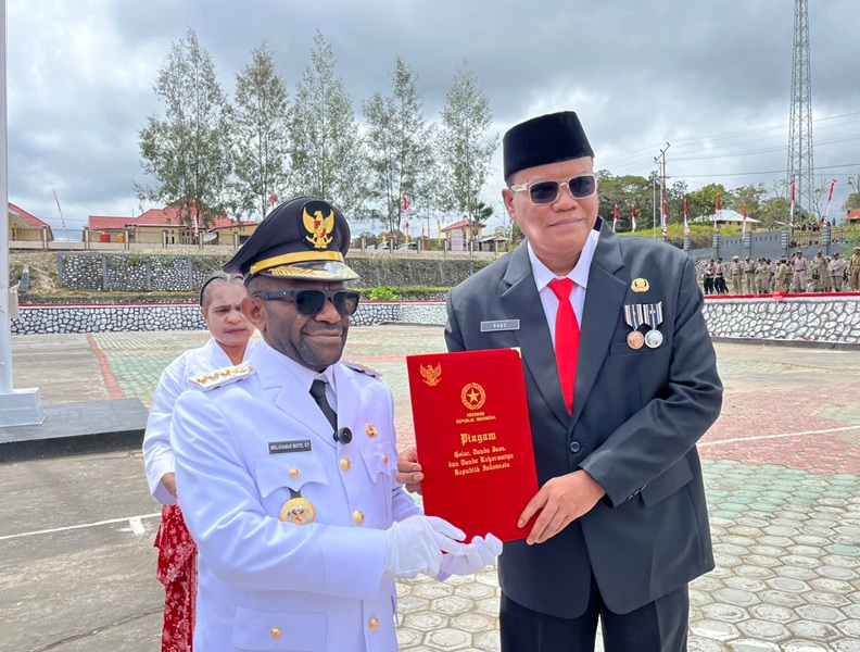 (ASN Deiyai Terima Satyalancana Karya Satya di HUT ke-81 RI)