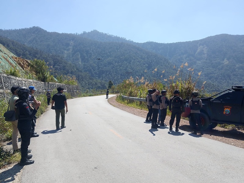 (Patroli Gabungan Polres Dogiyai Pastikan Jalur Trans Nabire–Enarotali Kondusif)