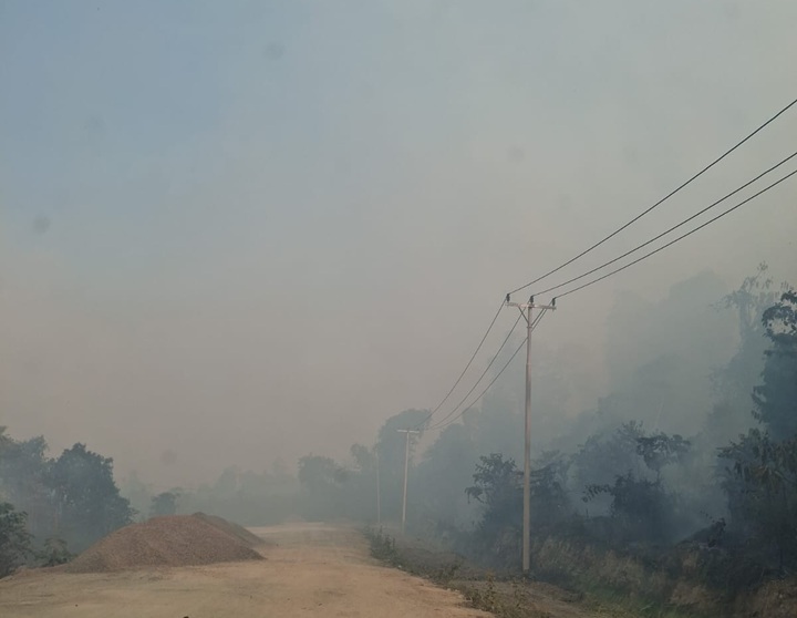 (Kabut Asap di Distrik Menou)