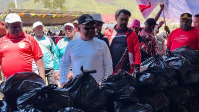 (Pemkab Puncak Jaya Gelar Pasar Murah, Bupati Yuni Wonda Pantau Langsung Pelaksanaan)