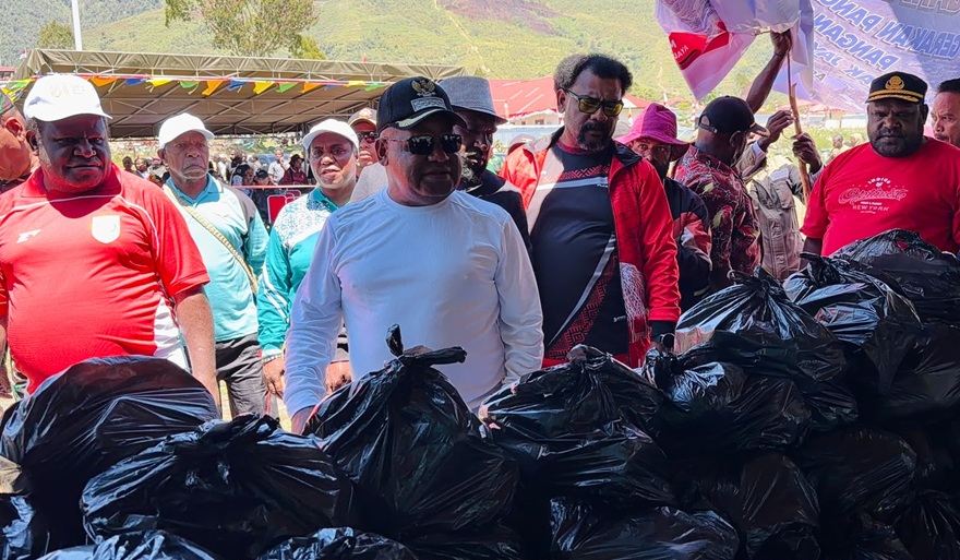 (Pemkab Puncak Jaya Gelar Pasar Murah, Bupati Yuni Wonda Pantau Langsung Pelaksanaan)