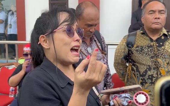 (Maria Tasik, ibu dari korban (CKC))