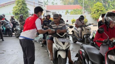 (Cegah Dampak Kabut Asap, Pertamina Patra Niaga dan Hiswana Migas Papua Tengah Bagikan Masker dan Air Mineral Gratis di Nabire)