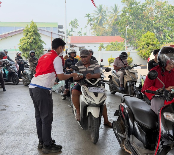 (Cegah Dampak Kabut Asap, Pertamina Patra Niaga dan Hiswana Migas Papua Tengah Bagikan Masker dan Air Mineral Gratis di Nabire)