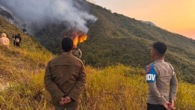 (Bukit Belakang SMP Negeri 1 Paniai Terbakar, Polisi Siaga Cegah Api Meluas)