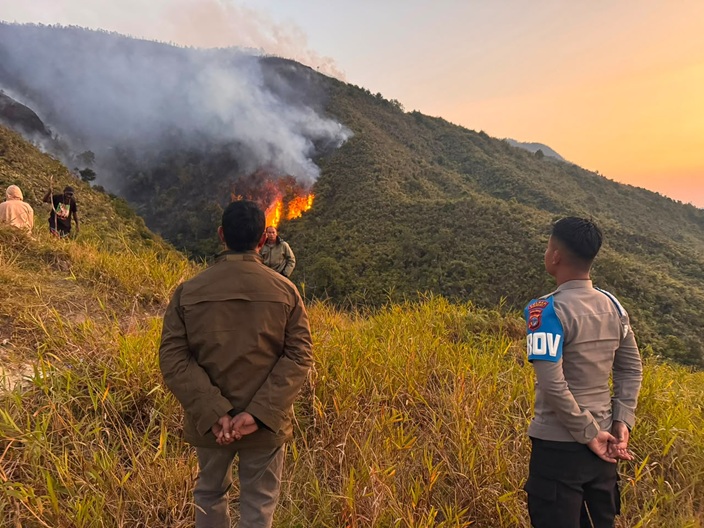 (Bukit Belakang SMP Negeri 1 Paniai Terbakar, Polisi Siaga Cegah Api Meluas)