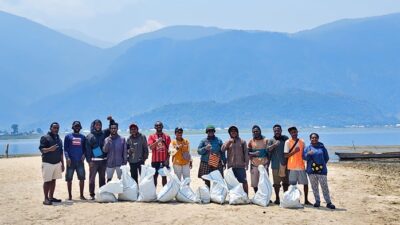 (Peringati Hari Danau Sedunia, 'Komandan Deiyai' Bersihkan Tiga Titik Danau Tigi)
