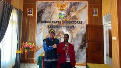 (Plt Inspektur Deiyai Peter Matakena Beri Bantuan Rp10 Juta untuk Natal Mahasiswa)