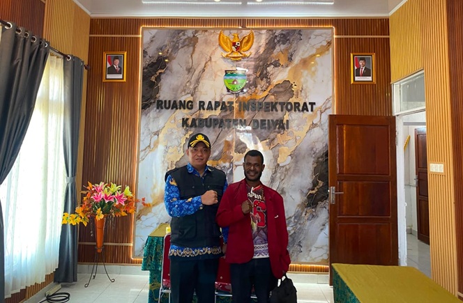 (Plt Inspektur Deiyai Peter Matakena Beri Bantuan Rp10 Juta untuk Natal Mahasiswa)