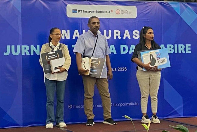 (Dari kiri ke kanan Linda Bubun Langi dari PorosPapua.com meraih juara pertama. Posisi kedua ditempati Mauritz Sadipun dari Timika eXpress, sedangkan juara ketiga diraih Lydia Bahy dari Timika Bisnis.com)