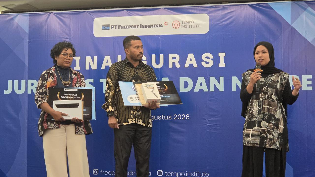 (Pemenang asal Nabire, dari kiri ke kanan, juara pertama diraih Joice Jaffetin Jemme Rumkorem dari Nabire News. Juara kedua ditempati Arnold Saudila dari RRI Nabire, sedangkan Siti Hawa dari Nabire.Net berada di posisi ketiga)