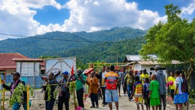 (Jemaat Pengharapan Unipo Sambut Rombongan Penginjilan dengan Pakaian Adat)