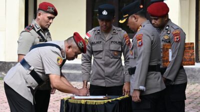 (Polres Dogiyai Gelar Sertijab 18 Pejabat, AKP Andi Mapparewe Dikukuhkan sebagai Wakapolres)