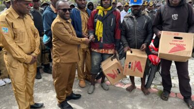 (Lima Warga Deiyai Bawa Pulang Motor dari Lomba Panjat Pinang, Bupati Mote: Manfaatkan untuk Usaha)