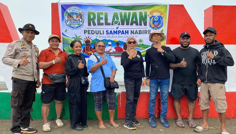 (Relawan Peduli Sampah Kembali Bersihkan Pantai Nabire, Dorong Pantai Jadi Ikon Kota)
