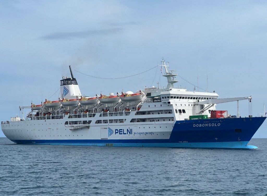 (Kapal PELNI KM Dobonsolo)