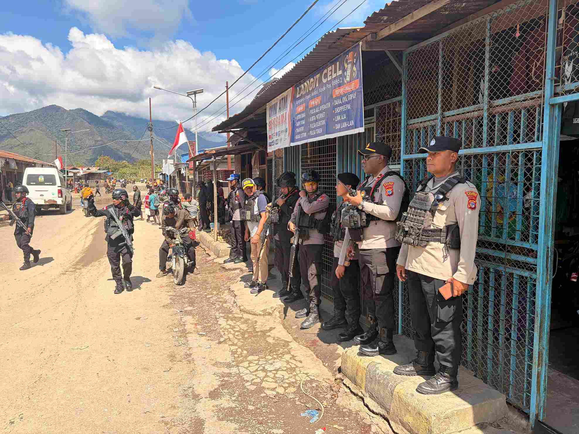 Polres Dogiyai dan Brimob Gelar Patroli KRYD di Moanemani, Situasi Aman