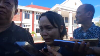 (Tangis Mama Korban Pembunuhan Siswi SMP di Nabire Pecah Usai Sidang Terdakwa Anak)