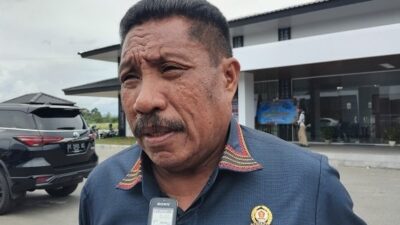 (Wakil Ketua II DPRP Papua Tengah, Dr. Drs. Petrus Izaach Suripatty, M.Si)