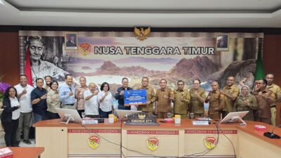 (Presiden Direktur PT Freeport Indonesia (PTFI) Tony Wenas menyerahkan bantuan secara simbolis kepada Gubernur NTT Melki Laka Lena di Kantor Gubernur, Kecamatan Kota Raja, Kupang, Nusa Tenggara Timur, Selasa (1/9))
