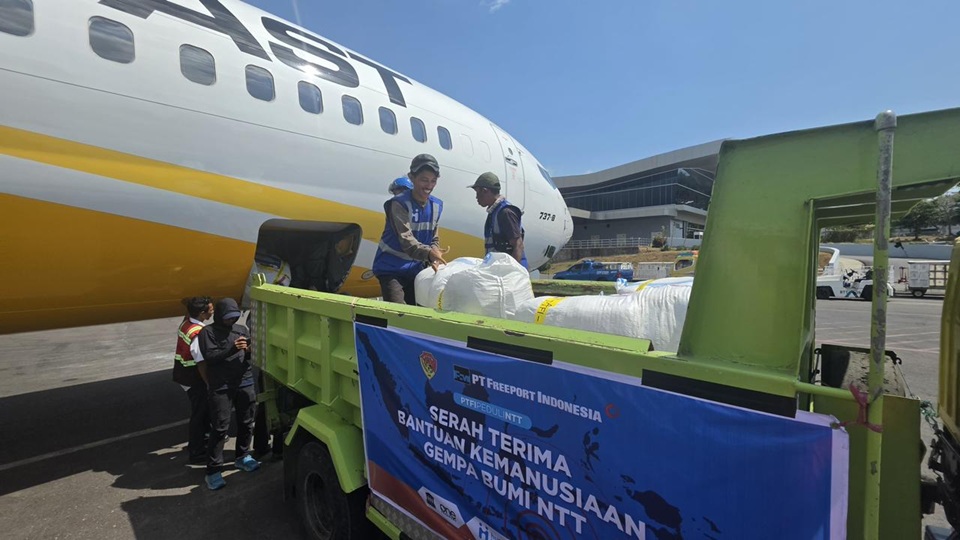 (Pengiriman bantuan kemanusiaan PT Freeport Indonesia (PTFI) untuk masyarakat terdampak gempa NTT menggunakan pesawat dengan total berat sekitar 1,5 ton tiba di Bandar Udara Internasional Komodo, Labuan Bajo, Kabupaten Manggarai Barat, Nusa Tenggara Timur, (1/9))