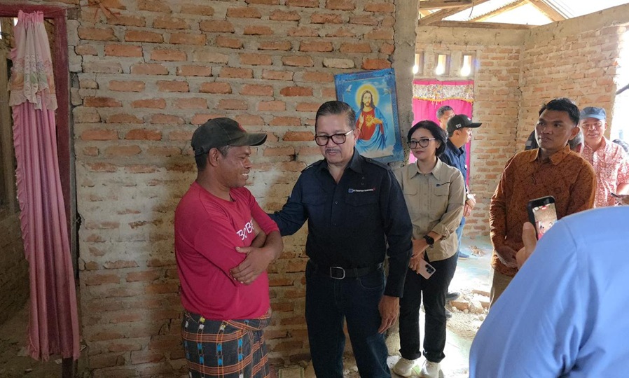 (Presiden Direktur PTFI Tony Wenas saat mengunjungi salah satu rumah warga terdampak di Kec. Mbeliling, Kab. Manggarai Barat, Nusa Tenggara Timur, (1/9))