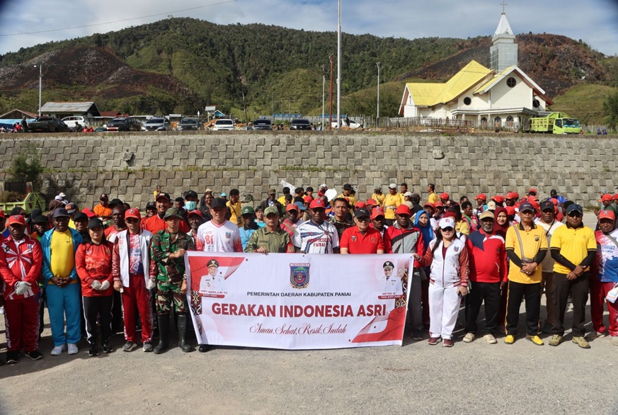 (Ratusan Personel Gabungan Turun Bersihkan Kota Paniai)
