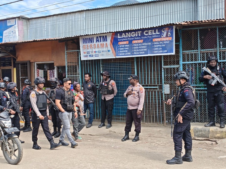 (Patroli Gabungan Polres Dogiyai Sasar Terminal hingga Pasar)
