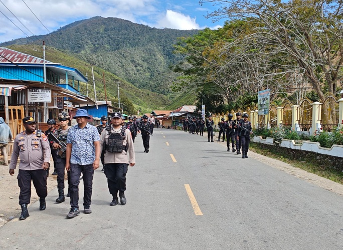 (Patroli Gabungan Polres Dogiyai Sasar Terminal hingga Pasar)