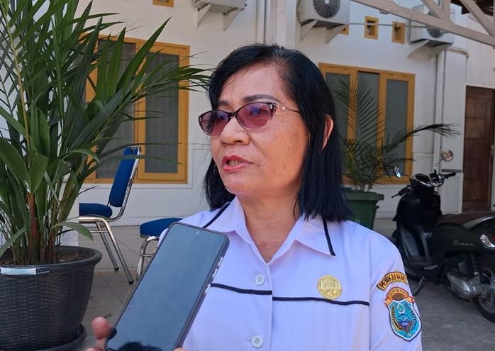 (Kepala Dinas Pendidikan Kabupaten Nabire, Dra. Dina Pidjer, M.M)