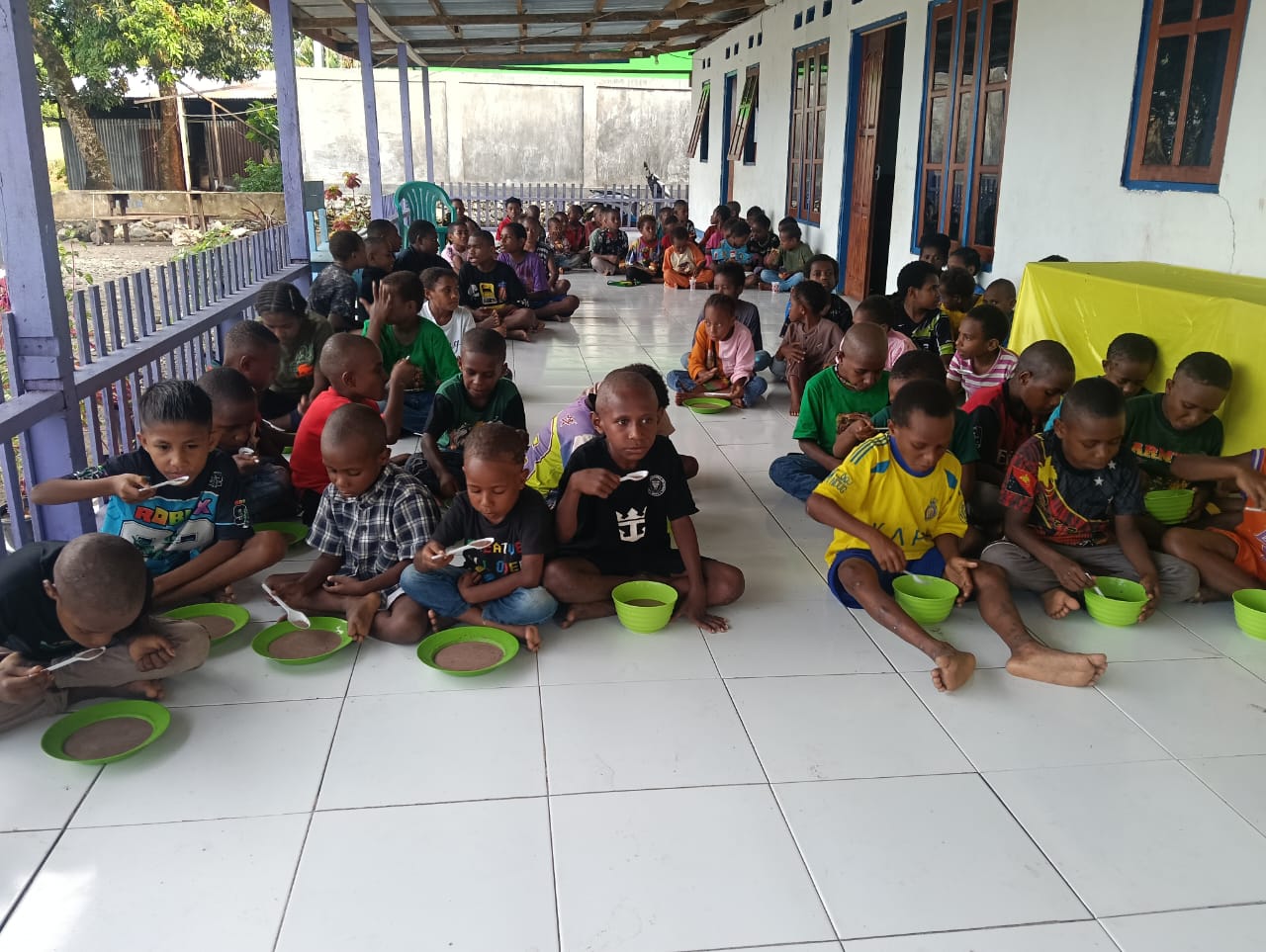 (Anak-anak menikmati sarapan)