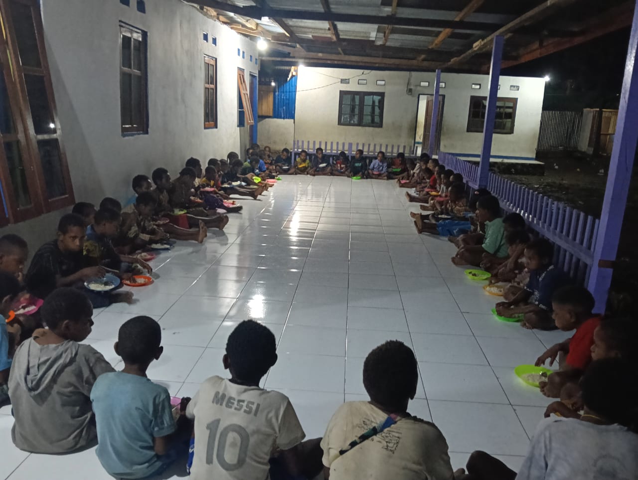 (Makan malam anak-anak Yayasan Siloam)