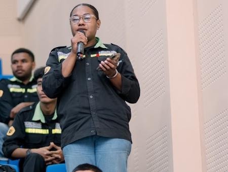 (Mahasiswa UNCEN mengajukan pertanyaan kepada narasumber PTFI dalam Eksekutif Mengajar #2 yang berlangsung di Auditorium Gedung Sains dan Kemitraan PTFI-UNCEN di Jayapura, Papua, Selasa, 15 September 2026)