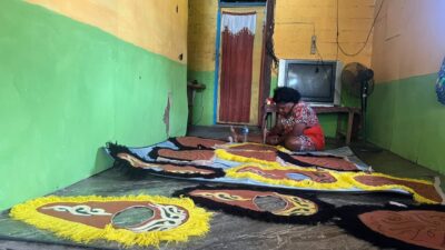 (Dari Pedalaman Uwapa, Elisabeth Ayer Merawat Warisan Kulit Kayu Papua)
