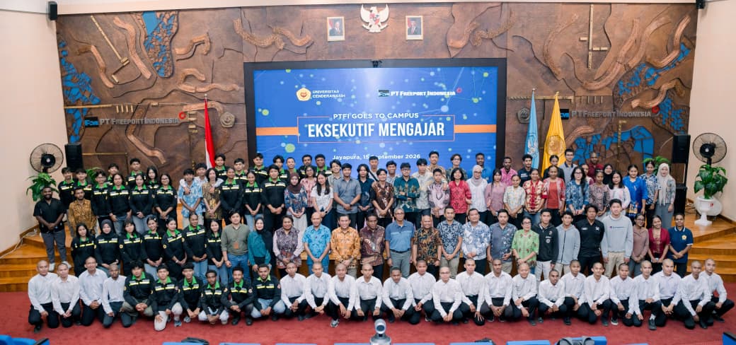 (Civitas akademika UNCEN dan narasumber eksekutif PTFI berfoto bersama setelah kegiatan Eksekutif Mengajar #2 sebagai wujud nyata sinergi untuk Papua)